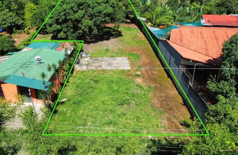 Panoramic view of the semi-flat lot of 2,858 m² near downtown San Isidro, showing the spacious and clear terrain.