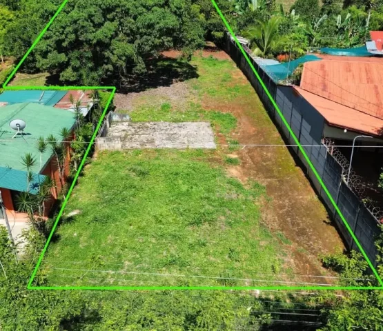 Panoramic view of the semi-flat lot of 2,858 m² near downtown San Isidro, showing the spacious and clear terrain.